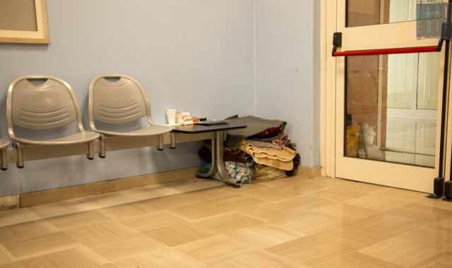 Bari: la storia di M., l'odontotecnico che vive in una sala d'aspetto del Policlinico